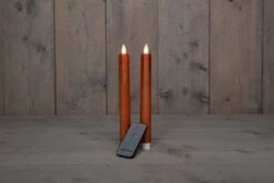 Anna’s Collection 2st. LED Rustiek Wax Diner Kaars Koper H23 Cm -Meubeldecoratie Winkel anna s collection 2st led rustiek wax diner kaars koper h23 1000x668 6321dded420db l