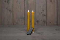 Anna’s Collection 2st. LED Rustiek Wax Diner Kaars Oker H23 Cm -Meubeldecoratie Winkel anna s collection 2st led rustiek wax diner kaars oker h23 c 1000x668 6321ddd0e8f36 l