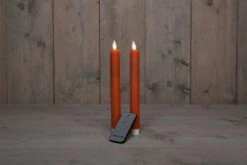 Anna’s Collection 2st. LED Rustiek Wax Diner Kaars Oranje H23 Cm -Meubeldecoratie Winkel anna s collection 2st led rustiek wax diner kaars oranje h23 1000x668 6321dde212971 l