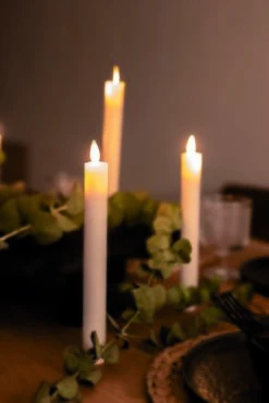 Anna’s Collection 2st. LED Rustiek Wax Diner Kaars Wit H23 Cm -Meubeldecoratie Winkel anna s collection 2st led rustiek wax diner kaars wit h23 cm 667x1000 6321ddc5ba3ae l