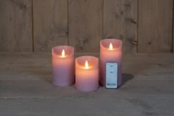 Anna’s Collection 3st. LED Rustiek Wax Stompkaars Lila - Ø 7,5 X H 10/12,5/15 Cm -Meubeldecoratie Winkel anna s collection 3st led rustiek wax stompkaars lila 7 5 x 1000x667 6321ddda61e69 l